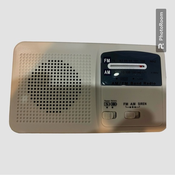 Dynamo/solar powered radio with flashlight - Picture 2 of 6